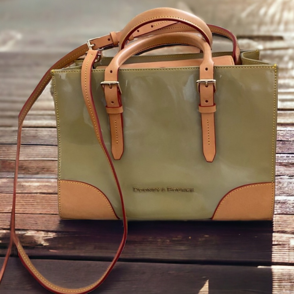 EUC Dooney and Bourke Green Patent Leather Janine Crossbody/handbag